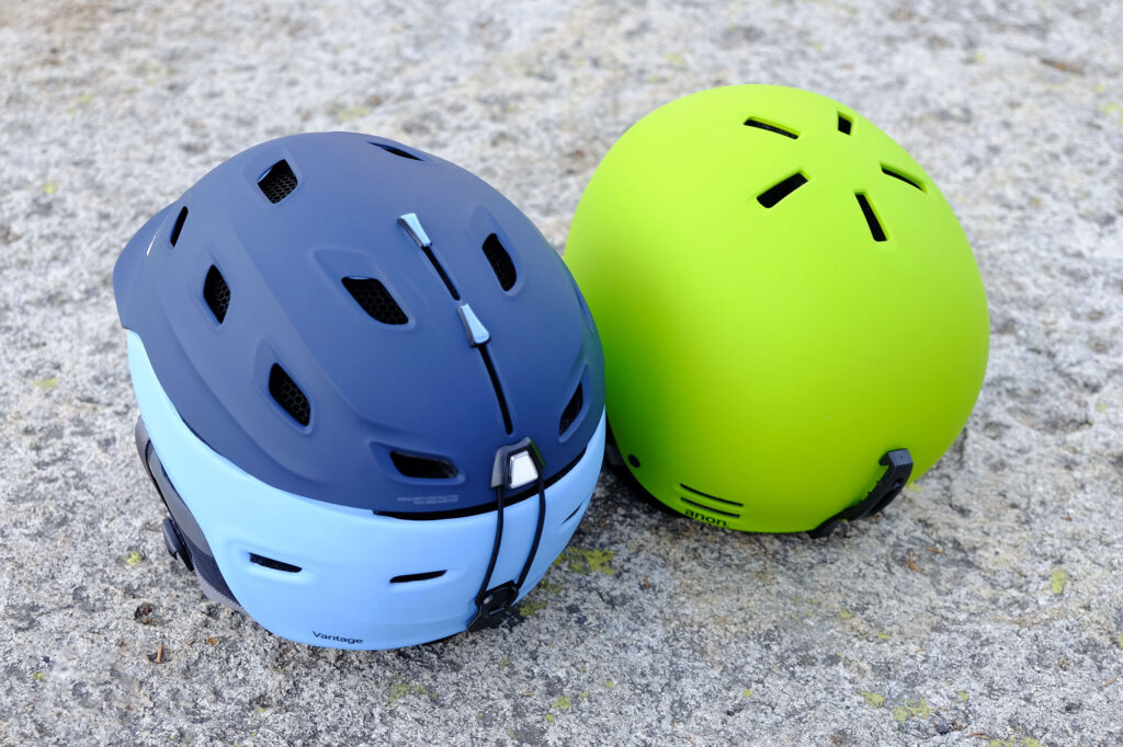 Активная вентиляция (шлем слева) и пассивная (справа)